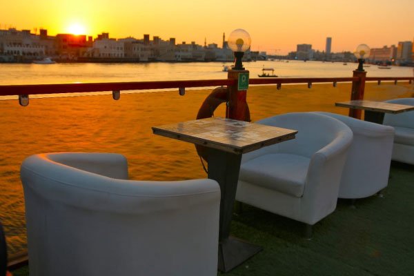 couple-table-creek-cruise-dubai